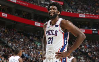 Joel Embiid sorridente