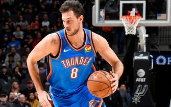 SAN ANTONIO, TX - NOVEMBER 7: Danilo Gallinari #8 of the Oklahoma City Thunder handles the ball against the San Antonio Spurs on November 7, 2019 at the AT&T Center in San Antonio, Texas. NOTE TO USER: User expressly acknowledges and agrees that, by downloading and or using this photograph, user is consenting to the terms and conditions of the Getty Images License Agreement. Mandatory Copyright Notice: Copyright 2019 NBAE (Photos by Logan Riely/NBAE via Getty Images)