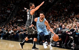 SAN ANTONIO, TX - NOVEMBER 11: Tyus Jones #21 of the Memphis Grizzlies handles the ball against the San Antonio Spurs on November 11, 2019 at the AT&T Center in San Antonio, Texas. NOTE TO USER: User expressly acknowledges and agrees that, by downloading and or using this photograph, user is consenting to the terms and conditions of the Getty Images License Agreement. Mandatory Copyright Notice: Copyright 2019 NBAE (Photos by Logan Riely/NBAE via Getty Images)