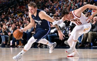 DALLAS, TX - NOVEMBER 22: Luka Doncic #77 of the Dallas Mavericks handles the ball against the Cleveland Cavaliers on November 22, 2019 at the American Airlines Center in Dallas, Texas. NOTE TO USER: User expressly acknowledges and agrees that, by downloading and or using this photograph, User is consenting to the terms and conditions of the Getty Images License Agreement. Mandatory Copyright Notice: Copyright 2019 NBAE (Photo by Glenn James/NBAE via Getty Images)