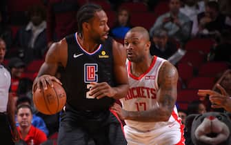 1182193395 HOUSTON, TX - NOVEMBER 13 : Kawhi Leonard #2 of the LA Clippers handles the ball against the Houston Rockets on November 13, 2019 at the Toyota Center in Houston, Texas. NOTE TO USER: User expressly acknowledges and agrees that, by downloading and or using this photograph, User is consenting to the terms and conditions of the Getty Images License Agreement. Mandatory Copyright Notice: Copyright 2019 NBAE (Photo by Bill Baptist/NBAE via Getty Images)