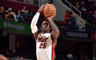 1182407405 CLEVELAND, OH - NOVEMBER 14: Kendrick Nunn #25 of the Miami Heat shoots the ball against the Cleveland Cavaliers on November 14, 2019 at Quicken Loans Arena in Cleveland, Ohio. NOTE TO USER: User expressly acknowledges and agrees that, by downloading and/or using this Photograph, user is consenting to the terms and conditions of the Getty Images License Agreement. Mandatory Copyright Notice: Copyright 2019 NBAE (Photo by David Liam Kyle/NBAE via Getty Images)