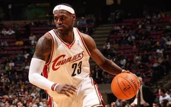 EAST RUTHERFORD, NJ - DECEMBER 20: Lebron James #23 of the Cleveland Cavaliers drives against the New Jersey Nets on December 20, 2006 at the Continental Airlines Arena in East Rutherford, New Jersey. The Nets defeated the Cavaliers 113-111. NOTE TO USER: User expressly acknowledges and agrees that, by downloading and or using this photograph, User is consenting to the terms and conditions of the Getty Images License Agreement. Mandatory Copyright Notice: Copyright 2006 NBAE (Photo by Ned Dishman/NBAE via Getty Images)