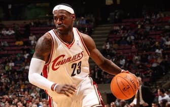 72919188 EAST RUTHERFORD, NJ - DECEMBER 20: Lebron James #23 of the Cleveland Cavaliers drives against the New Jersey Nets on December 20, 2006 at the Continental Airlines Arena in East Rutherford, New Jersey. The Nets defeated the Cavaliers 113-111. NOTE TO USER: User expressly acknowledges and agrees that, by downloading and or using this photograph, User is consenting to the terms and conditions of the Getty Images License Agreement. Mandatory Copyright Notice: Copyright 2006 NBAE (Photo by Ned Dishman/NBAE via Getty Images)