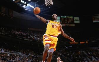 52068392 PORTLAND, OR - JANUARY 19: LeBron James #23 of the Cleveland Cavaliers dunks during the game against the Portland Trail Blazers at The Rose Garden on January 19, 2005 in Portland, Oregon. The Cavs won 107-101. NOTE TO USER: User expressly acknowledges and agrees that, by downloading and/or using this Photograph, user is consenting to the terms and conditions of the Getty Images License Agreement. Mandatory Copyright Notice: Copyright 2005 NBAE (Photo by Sam Forencich/NBAE via Getty Images)