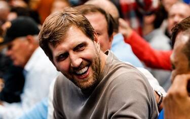 Nowitzki, standing ovation alla 1^ dopo il ritiro