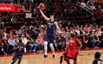 HOUSTON, TX - NOVEMBER 24 : Luka Doncic #77 of the Dallas Mavericks drives to the basket during a game against the Houston Rockets on November 24, 2019 at the Toyota Center in Houston, Texas. NOTE TO USER: User expressly acknowledges and agrees that, by downloading and or using this photograph, User is consenting to the terms and conditions of the Getty Images License Agreement. Mandatory Copyright Notice: Copyright 2019 NBAE (Photo by Bill Baptist/NBAE via Getty Images)