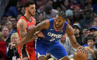 1184517443 LOS ANGELES, CA - NOVEMBER 24: Kawhi Leonard #2 of the Los Angeles Clippers posts up against Lonzo Ball #2 of the New Orleans Pelicans in the first half against the New Orleans Pelicans at Staples Center on November 24, 2019 in Los Angeles, California. NOTE TO USER: User expressly acknowledges and agrees that, by downloading and/or using this Photograph, user is consenting to the terms and conditions of the Getty Images License Agreement. (Photo by Jayne Kamin-Oncea/Getty Images)
