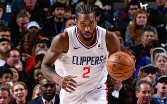 DALLAS, TX - NOVEMBER 26: Kawhi Leonard #2 of the LA Clippers handles the ball against the Dallas Mavericks on November 26, 2019 at the American Airlines Center in Dallas, Texas. NOTE TO USER: User expressly acknowledges and agrees that, by downloading and or using this photograph, User is consenting to the terms and conditions of the Getty Images License Agreement. Mandatory Copyright Notice: Copyright 2019 NBAE (Photo by Glenn James/NBAE via Getty Images)