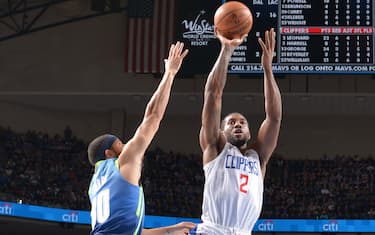 DALLAS, TX - NOVEMBER 26: Kawhi Leonard #2 of the LA Clippers shoots the ball against the Dallas Mavericks on November 26, 2019 at the American Airlines Center in Dallas, Texas. NOTE TO USER: User expressly acknowledges and agrees that, by downloading and or using this photograph, User is consenting to the terms and conditions of the Getty Images License Agreement. Mandatory Copyright Notice: Copyright 2019 NBAE (Photo by Glenn James/NBAE via Getty Images)