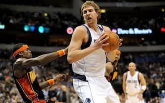 DALLAS - JANUARY: Forward Dirk Nowitzki #41 of the Dallas Mavericks moves the ball against Stephen Jackson #1 of the Golden State Warriors on January 28, 2008 at American Airlines Center in Dallas, Texas. NOTE TO USER: User expressly acknowledges and agrees that, by downloading and/or using this Photograph, user is consenting to the terms and conditions of the Getty Images License Agreement. (Photo by Ronald Martinez/Getty Images)