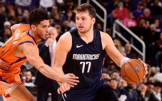PHOENIX, AZ - NOVEMBER 29: Luka Doncic #77 of the Dallas Mavericks handles the ball against the Phoenix Suns on November 29, 2019 at Talking Stick Resort Arena in Phoenix, Arizona. NOTE TO USER: User expressly acknowledges and agrees that, by downloading and or using this photograph, user is consenting to the terms and conditions of the Getty Images License Agreement. Mandatory Copyright Notice: Copyright 2019 NBAE (Photo by Barry Gossage/NBAE via Getty Images)