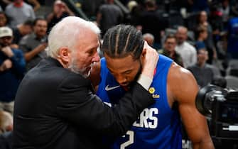 SAN ANTONIO, TX - NOVEMBER 29: Head Coach Gregg Popovich of the San Antonio Spurs and Kawhi Leonard #2 of the LA Clippers talk after a game on November 29, 2019 at the AT&T Center in San Antonio, Texas. NOTE TO USER: User expressly acknowledges and agrees that, by downloading and or using this photograph, user is consenting to the terms and conditions of the Getty Images License Agreement. Mandatory Copyright Notice: Copyright 2019 NBAE (Photos by Logan Riely/NBAE via Getty Images)