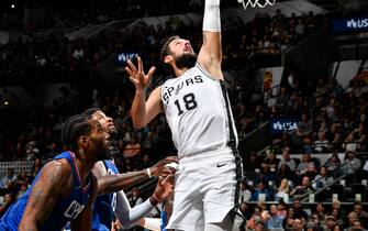 SAN ANTONIO, TX - NOVEMBER 29: Marco Belinelli #18 of the San Antonio Spurs shoots the ball against the LA Clippers on November 29, 2019 at the AT&T Center in San Antonio, Texas. NOTE TO USER: User expressly acknowledges and agrees that, by downloading and or using this photograph, user is consenting to the terms and conditions of the Getty Images License Agreement. Mandatory Copyright Notice: Copyright 2019 NBAE (Photos by Logan Riely/NBAE via Getty Images)