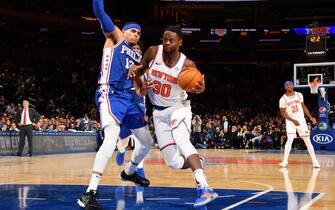 NEW YORK, NY - NOVEMBER 29: Julius Randle #30 of the New York Knicks drives to the basket against the Philadelphia 76ers on November 29, 2019 at Madison Square Garden in New York City, New York.  NOTE TO USER: User expressly acknowledges and agrees that, by downloading and or using this photograph, User is consenting to the terms and conditions of the Getty Images License Agreement. Mandatory Copyright Notice: Copyright 2019 NBAE  (Photo by Jesse D. Garrabrant/NBAE via Getty Images)