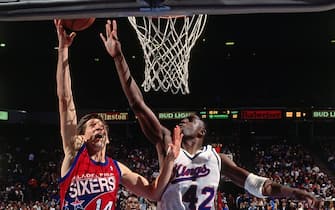 SACRAMENTO, CA - JANUARY 2: Jeff Hornacek #14 of the Philadelphia 76ers shoots against the Sacramento Kings during a game played on January  2. 1993 at the Arco Arena in Sacramento, California. NOTE TO USER: User expressly acknowledges and agrees that, by downloading and or using this photograph, User is consenting to the terms and conditions of the Getty Images License Agreement. Mandatory Copyright Notice: Copyright 1993 NBAE (Photo by Rocky Widner/NBAE via Getty Images)
