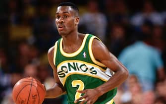 LOS ANGELES, CA - 1991: Gary Payton #2 of the Seattle SuperSonics advances the ball against the Los Angeles Lakers during a game played at the Great Western Forum in Los Angeles, California circa 1991. NOTE TO USER: User expressly acknowledges and agrees that, by downloading and/or using this Photograph, user is consenting to the terms and conditions of the Getty Images License Agreement. Mandatory Copyright Notice: Copyright 1991 NBAE (Photo by Andrew D. Bernstein/NBAE via Getty Images) 