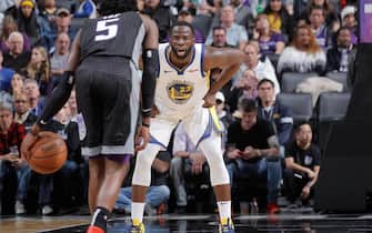 1074563030 SACRAMENTO, CA - DECEMBER 14: Draymond Green #23 of the Golden State Warriors defends against the Sacramento Kings on December 14, 2018 at Golden 1 Center in Sacramento, California. NOTE TO USER: User expressly acknowledges and agrees that, by downloading and or using this photograph, User is consenting to the terms and conditions of the Getty Images Agreement. Mandatory Copyright Notice: Copyright 2018 NBAE (Photo by Rocky Widner/NBAE via Getty Images)