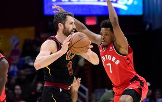 CLEVELAND, OHIO - MARCH 11: Kevin Love #0 of the Cleveland Cavaliers passes around Kyle Lowry #7 of the Toronto Raptors during the first half at Quicken Loans Arena on March 11, 2019 in Cleveland, Ohio. NOTE TO USER: User expressly acknowledges and agrees that, by downloading and or using this photograph, User is consenting to the terms and conditions of the Getty Images License Agreement. (Photo by Jason Miller/Getty Images)
