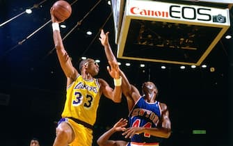 INGLEWOOD, CA - JANUARY 22: Kareem Abdul-Jabbar #33 of the Los Angeles Lakers shoots the ball against the New York Knicks on January 22, 1988 at The Forum in Inglewood, California. NOTE TO USER: User expressly acknowledges and agrees that, by downloading and/or using this photograph, user is consenting to the terms and conditions of the Getty Images License Agreement. Mandatory Copyright Notice: Copyright 1988 NBAE (Photo by Andrew D. Bernstein/NBAE via Getty Images)