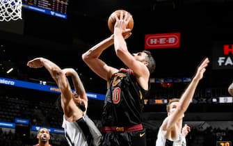 1188141474 SAN ANTONIO, TX - DECEMBER 12: Kevin Love #0 of the Cleveland Cavaliers shoots the ball against the San Antonio Spurs on December 12, 2019 at the AT&T Center in San Antonio, Texas. NOTE TO USER: User expressly acknowledges and agrees that, by downloading and or using this photograph, user is consenting to the terms and conditions of the Getty Images License Agreement. Mandatory Copyright Notice: Copyright 2019 NBAE (Photos by Logan Riely/NBAE via Getty Images)