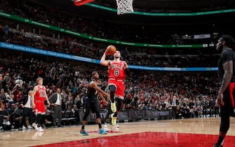 CHICAGO, IL - DECEMBER 14: Zach LaVine #8 of the Chicago Bulls shoots the game-winning shot against the LA Clippers on December 14, 2019 at United Center in Chicago, Illinois. NOTE TO USER: User expressly acknowledges and agrees that, by downloading and or using this photograph, User is consenting to the terms and conditions of the Getty Images License Agreement. Mandatory Copyright Notice: Copyright 2019 NBAE (Photo by Jeff Haynes/NBAE via Getty Images)
