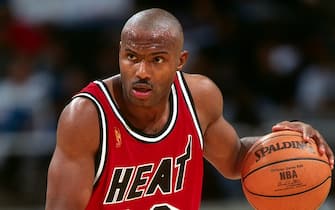 OAKLAND, CA - NOVEMBER 26: Tim Hardaway #10 of the Miami Heat dribbles against the Golden State Warriors on November 26, 1996 at the Oakland Coliseum in Oakland, California. NOTE TO USER: User expressly acknowledges and agrees that, by downloading and or using this photograph, User is consenting to the terms and conditions of the Getty Images License Agreement. Mandatory Copyright Notice: Copyright 1996 NBAE (Photo by Rocky Widner/NBAE via Getty Images)