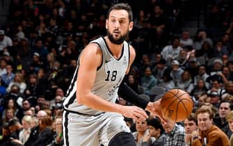 SAN ANTONIO, TX - DECEMBER 21: Marco Belinelli #18 of the San Antonio Spurs handles the ball during the game against the LA Clippers on December 21, 2019 at the AT&T Center in San Antonio, Texas. NOTE TO USER: User expressly acknowledges and agrees that, by downloading and or using this photograph, user is consenting to the terms and conditions of the Getty Images License Agreement. Mandatory Copyright Notice: Copyright 2019 NBAE (Photos by Logan Riely/NBAE via Getty Images)