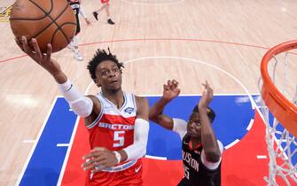 SACRAMENTO, CA - DECEMBER 23: De'Aaron Fox #5 of the Sacramento Kings shoots the ball against the Houston Rockets on December 23, 2019 at Golden 1 Center in Sacramento, California. NOTE TO USER: User expressly acknowledges and agrees that, by downloading and or using this Photograph, user is consenting to the terms and conditions of the Getty Images License Agreement. Mandatory Copyright Notice: Copyright 2019 NBAE (Photo by Rocky Widner/NBAE via Getty Images)