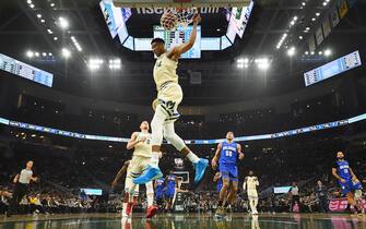 MILWAUKEE, WISCONSIN - DECEMBER 09:  Giannis Antetokounmpo #34 of the Milwaukee Bucks dunks against the Orlando Magic during a game at Fiserv Forum on December 09, 2019 in Milwaukee, Wisconsin. NOTE TO USER: User expressly acknowledges and agrees that, by downloading and or using this photograph, User is consenting to the terms and conditions of the Getty Images License Agreement. (Photo by Stacy Revere/Getty Images)