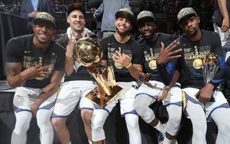 970196872 CLEVELAND, OH - JUNE 8: Andre Iguodala #9, Klay Thompson #11, Stephen Curry #30, Draymond Green #23, and Kevin Durant #35 of the Golden State Warriors pose with the Larry O'Brien Championship Trophy after Game Four of the 2018 NBA Finals against the Cleveland Cavaliers on June 8, 2018 at Quicken Loans Arena in Cleveland, Ohio. NOTE TO USER: User expressly acknowledges and agrees that, by downloading and/or using this photograph, user is consenting to the terms and conditions of the Getty Images License Agreement. Mandatory Copyright Notice: Copyright 2018 NBAE (Photo by Nathaniel S. Butler/NBAE via Getty Images)