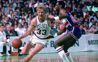 BOSTON - 1986:  Larry Bird #33 of the Boston Celtics drives to the basket against Charles Jones #23 of the Washington Bullets during a game played in 1986 at the Boston Garden in Boston, Massachusetts. NOTE TO USER: User expressly acknowledges and agrees that, by downloading and or using this photograph, User is consenting to the terms and conditions of the Getty Images License Agreement. Mandatory Copyright Notice: Copyright 1986 NBAE (Photo by Dick Raphael/NBAE via Getty Images)