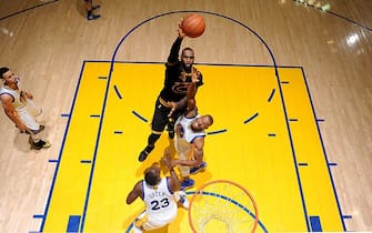 OAKLAND, CA - JUNE 19: LeBron James #23 of the Cleveland Cavaliers shoots the ball during the game against the Golden State Warriors during the 2016 NBA Finals on June 19, 2016 at Oracle Arena in Oakland, California. NOTE TO USER: User expressly acknowledges and agrees that, by downloading and or using this photograph, user is consenting to the terms and conditions of Getty Images License Agreement. Mandatory Copyright Notice: Copyright 2016 NBAE (Photo by Garrett Ellwood/NBAE via Getty Images)