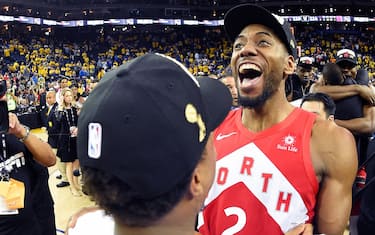OAKLAND, CA - JUNE 13: Kyle Lowry #7 and Kawhi Leonard #2 of the Toronto Raptors celebrate Game Six of the NBA Finals against the Golden State Warriors on June 13, 2019 at ORACLE Arena in Oakland, California. NOTE TO USER: User expressly acknowledges and agrees that, by downloading and/or using this photograph, user is consenting to the terms and conditions of Getty Images License Agreement. Mandatory Copyright Notice: Copyright 2019 NBAE (Photo by Andrew D. Bernstein/NBAE via Getty Images)