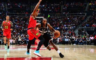 ATLANTA, GA - DECEMBER 27:  Khris Middleton #22 of the Milwaukee Bucks handles the ball against the Atlanta Hawks on December 27, 2019 at State Farm Arena in Atlanta, Georgia. NOTE TO USER: User expressly acknowledges and agrees that, by downloading and/or using this Photograph, user is consenting to the terms and conditions of the Getty Images License Agreement. Mandatory Copyright Notice: Copyright 2019 NBAE (Photo by Scott Cunningham/NBAE via Getty Images)