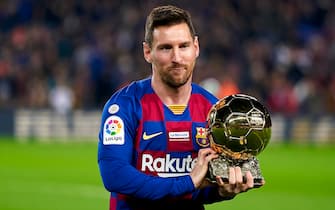 BARCELONA, SPAIN - DECEMBER 07: Lionel Messi of FC Barcelona holds up his sixth Ballon d'Or prior to the Liga match between FC Barcelona and RCD Mallorca at Camp Nou on December 07, 2019 in Barcelona, Spain. (Photo by Quality Sport Images/Getty Images)
