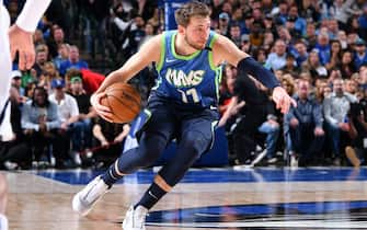 DALLAS, TX - JANUARY 8:  Luka Doncic #77 of the Dallas Mavericks handles the ball against the Denver Nuggets on January 8, 2020 at the American Airlines Center in Dallas, Texas. NOTE TO USER: User expressly acknowledges and agrees that, by downloading and or using this photograph, User is consenting to the terms and conditions of the Getty Images License Agreement. Mandatory Copyright Notice: Copyright 2020 NBAE (Photo by Glenn James/NBAE via Getty Images)