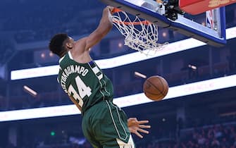 SAN FRANCISCO, CALIFORNIA - JANUARY 08: Giannis Antetokounmpo #34 of the Milwaukee Bucks slam dunks against the Golden State Warriors during the first half of an NBA basketball game at Chase Center on January 08, 2020 in San Francisco, California. NOTE TO USER: User expressly acknowledges and agrees that, by downloading and or using this photograph, User is consenting to the terms and conditions of the Getty Images License Agreement. (Photo by Thearon W. Henderson/Getty Images)