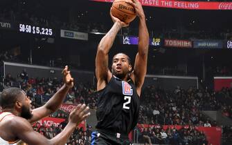 LOS ANGELES, CA - JANUARY 10: Kawhi Leonard #2 of the LA Clippers shoots the ball against the Golden State Warriors on January 10, 2020 at STAPLES Center in Los Angeles, California. NOTE TO USER: User expressly acknowledges and agrees that, by downloading and/or using this Photograph, user is consenting to the terms and conditions of the Getty Images License Agreement. Mandatory Copyright Notice: Copyright 2020 NBAE (Photo by Andrew D. Bernstein/NBAE via Getty Images)