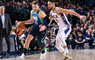 1193185388 DALLAS, TX - JANUARY 11: Luka Doncic #77 of the Dallas Mavericks handles the ball while Ben Simmons #25 of the Philadelphia 76ers plays defense during the game on January 11, 2020 at the American Airlines Center in Dallas, Texas. NOTE TO USER: User expressly acknowledges and agrees that, by downloading and or using this photograph, User is consenting to the terms and conditions of the Getty Images License Agreement. Mandatory Copyright Notice: Copyright 2020 NBAE (Photo by Glenn James/NBAE via Getty Images)