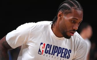 LOS ANGELES, CA - DECEMBER 25:  Kawhi Leonard #2 of the Los Angeles Clippers warms up for the game against the Los Angeles Lakers at Staples Center on December 25, 2019 in Los Angeles, California. NOTE TO USER: User expressly acknowledges and agrees that, by downloading and/or using this Photograph, user is consenting to the terms and conditions of the Getty Images License Agreement. (Photo by Jayne Kamin-Oncea/Getty Images)