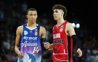 AUCKLAND, NEW ZEALAND - NOVEMBER 30: LaMelo Ball of the Hawks and RJ Hampton of the Breakers during the round 9 NBL match between the New Zealand Breakers and the Illawarra Hawks at Spark Arena on November 30, 2019 in Auckland, New Zealand. (Photo by Anthony Au-Yeung/Getty Images)