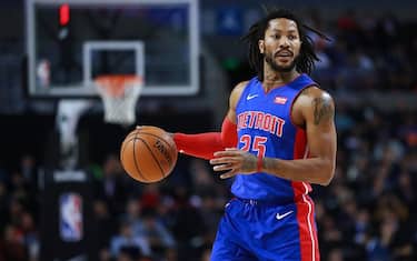 MEXICO CITY, MEXICO - DECEMBER 12: Derrick Rose #25 of the Detroit Pistons handles the ball during a game between Dallas Mavericks and Detroit Pistons at Arena Ciudad de Mexico on December 12, 2019 in Mexico City, Mexico. (Photo by Hector Vivas/Getty Images)