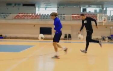 La gara di palleggi tra Nash e Griezmann. VIDEO