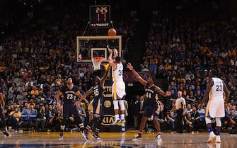 OAKLAND, CA - NOVEMBER 7:   Stephen Curry #30 of the Golden State Warriors shoots hit 13th three pointer of the game and breaking the NBA record during the game against the New Orleans Pelicans on November 7, 2016 at ORACLE Arena in Oakland, California. NOTE TO USER: User expressly acknowledges and agrees that, by downloading and or using this photograph, user is consenting to the terms and conditions of Getty Images License Agreement. Mandatory Copyright Notice: Copyright 2016 NBAE (Photo by Noah Graham/NBAE via Getty Images)