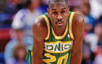 SACRAMENTO, CA - 1994: Gary Payton #20 of the Seattle SuperSonics rests against the Sacramento Kings circa 1994 at Arco Arena in Sacramento, California. NOTE TO USER: User expressly acknowledges and agrees that, by downloading and or using this photograph, User is consenting to the terms and conditions of the Getty Images License Agreement. Mandatory Copyright Notice: Copyright 1994 NBAE (Photo by Rocky Widner/NBAE via Getty Images)