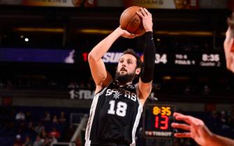 PHOENIX, AZ - JANUARY 20: Marco Belinelli #18 of the San Antonio Spurs shoots the ball against the Phoenix Suns on January 20, 2020 at Talking Stick Resort Arena in Phoenix, Arizona. NOTE TO USER: User expressly acknowledges and agrees that, by downloading and or using this photograph, user is consenting to the terms and conditions of the Getty Images License Agreement. Mandatory Copyright Notice: Copyright 2020 NBAE (Photo by Barry Gossage/NBAE via Getty Images)