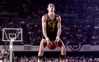 1970's:  Rick Barry #24 of the Golden State Warriors shoots with his unorthodox freethrow style during an NBA game circa 1970's. NOTE TO USER: User expressly acknowledges and agrees that, by downloading and/or using this Photograph, user is consenting to the terms and conditions of the Getty Images License Agreement. Mandatory Copyright Notice: Copyright 1970 NBAE (Photo by Walter Iooss Jr./NBAE via Getty Images)