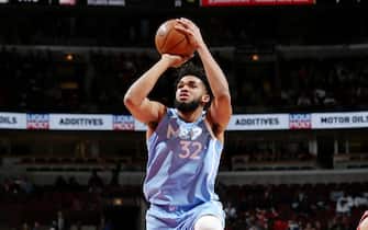 CHICAGO, IL - JANUARY 22: Karl-Anthony Towns #32 of the Minnesota Timberwolves drives to the basket against the Chicago Bulls on January 22, 2020 at the United Center in Chicago, Illinois. NOTE TO USER: User expressly acknowledges and agrees that, by downloading and or using this photograph, user is consenting to the terms and conditions of the Getty Images License Agreement.  Mandatory Copyright Notice: Copyright 2020 NBAE (Photo by Gary Dineen/NBAE via Getty Images)