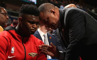 NEW ORLEANS, LA - JANUARY 22: Alvin Gentry of the New Orleans Pelicans talks with Zion Williamson #1 of the New Orleans Pelicans before the game against the San Antonio Spurs on January 22, 2020 at the Smoothie King Center in New Orleans, Louisiana. NOTE TO USER: User expressly acknowledges and agrees that, by downloading and or using this Photograph, user is consenting to the terms and conditions of the Getty Images License Agreement. Mandatory Copyright Notice: Copyright 2020 NBAE (Photo by Layne Murdoch Jr./NBAE via Getty Images)